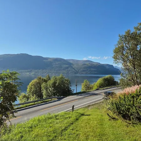 Sjarmerende 50-tallshus Med Utsikt Og Ro 度假居