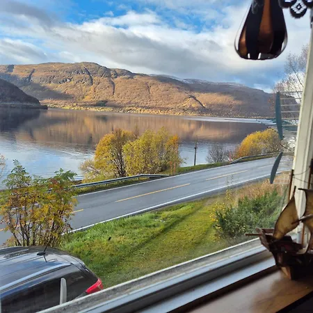 Sjarmerende 50-tallshus Med Utsikt Og Ro *