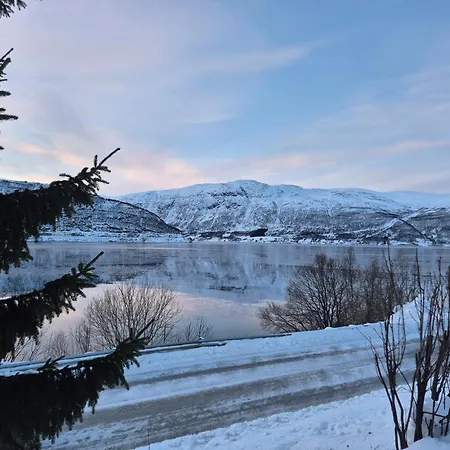 Sjarmerende 50-tallshus Med Utsikt Og Ro