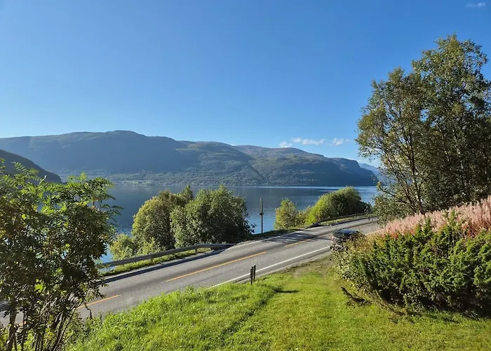 Sjarmerende 50-tallshus Med Utsikt Og Ro בית נופש